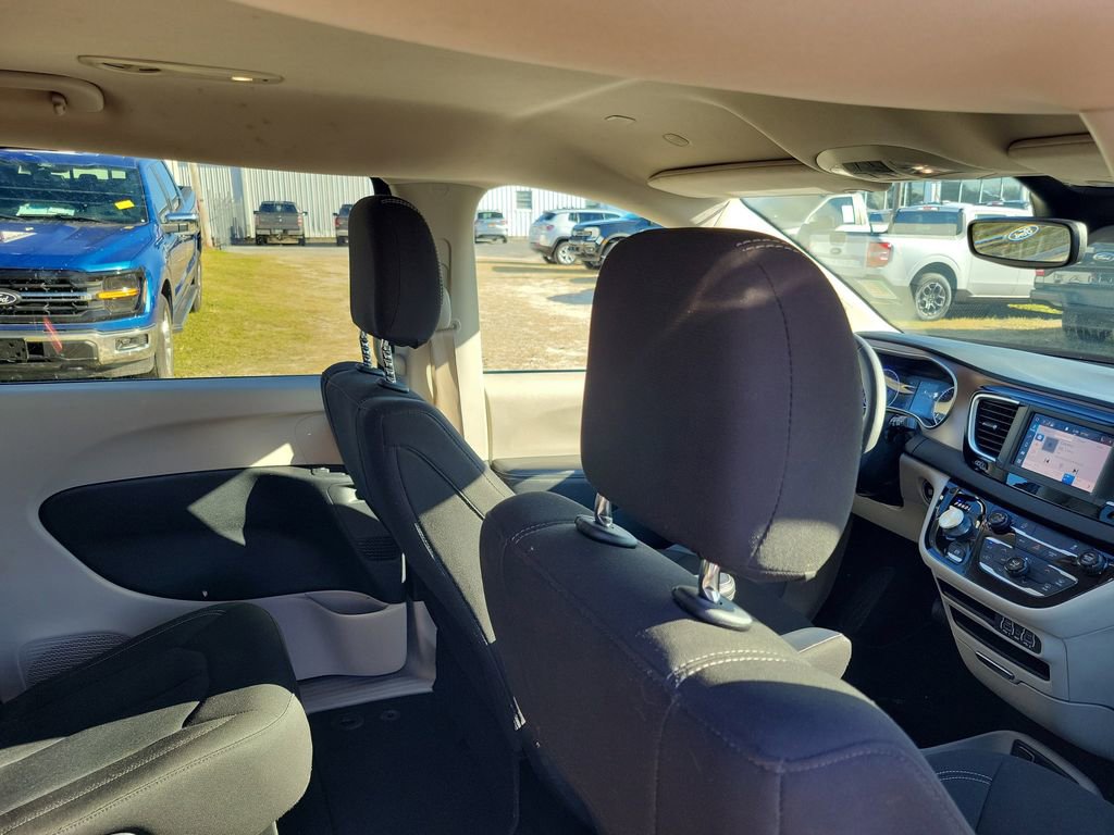 Used 2023 Chrysler Voyager LX image 33