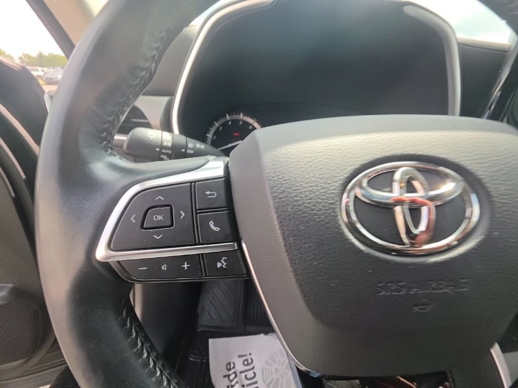 Used 2021 Toyota Highlander XLE AWD/4WD image 19
