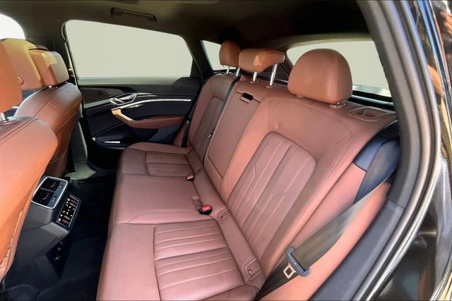 Used 2022 Audi e-tron Premium Plus w/ Premium Plus Package image 28