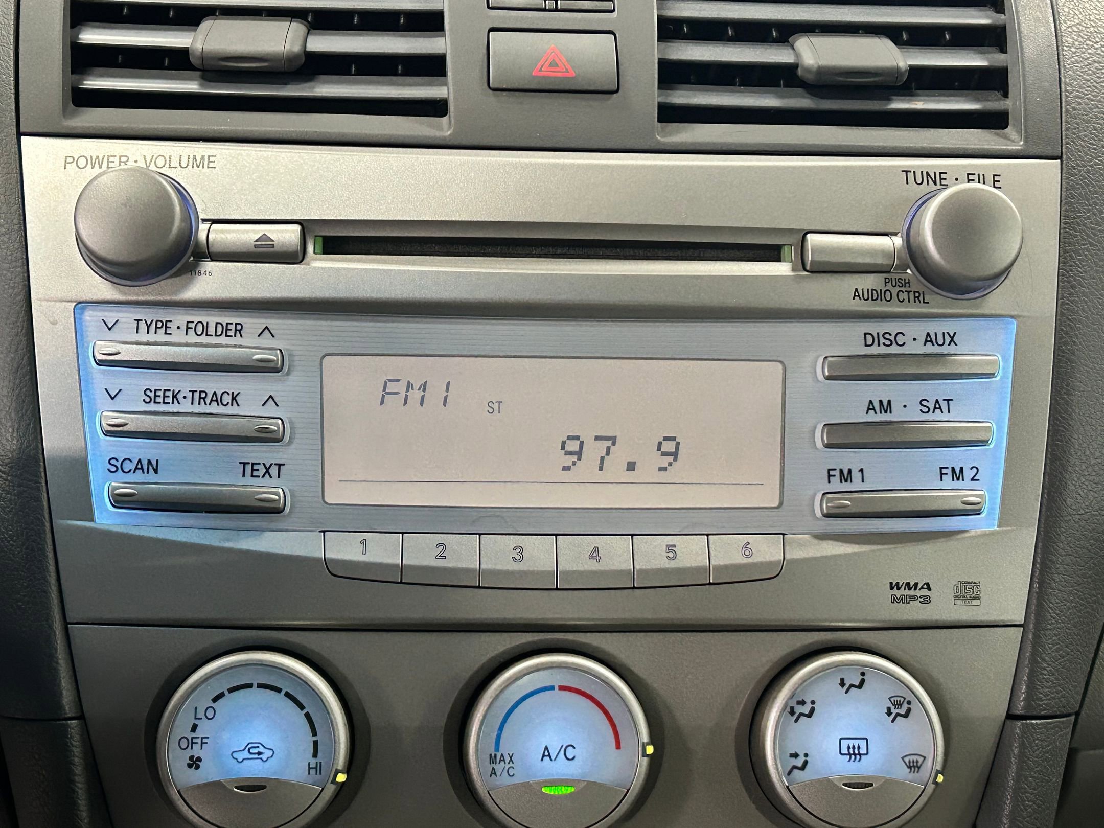 Used 2011 Toyota Camry LE image 19