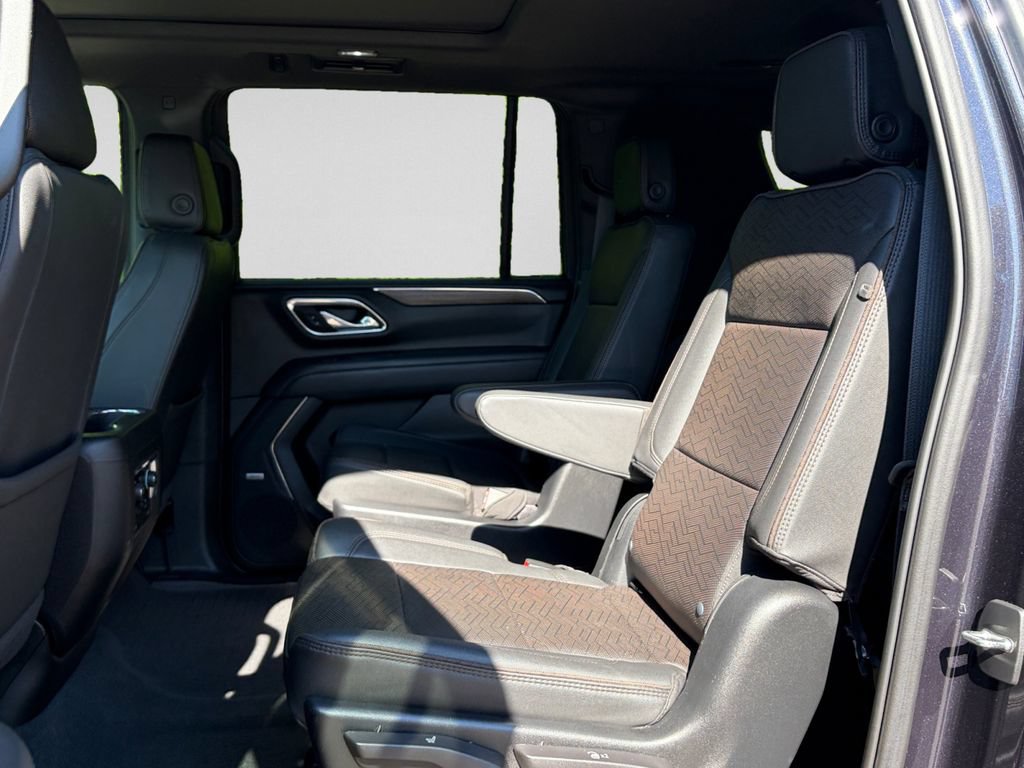 Used 2023 Chevrolet Suburban High Country AWD/4WD image 31