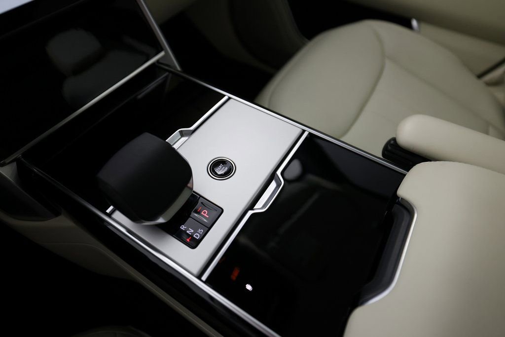 Used 2025 Land Rover Range Rover SE image 40