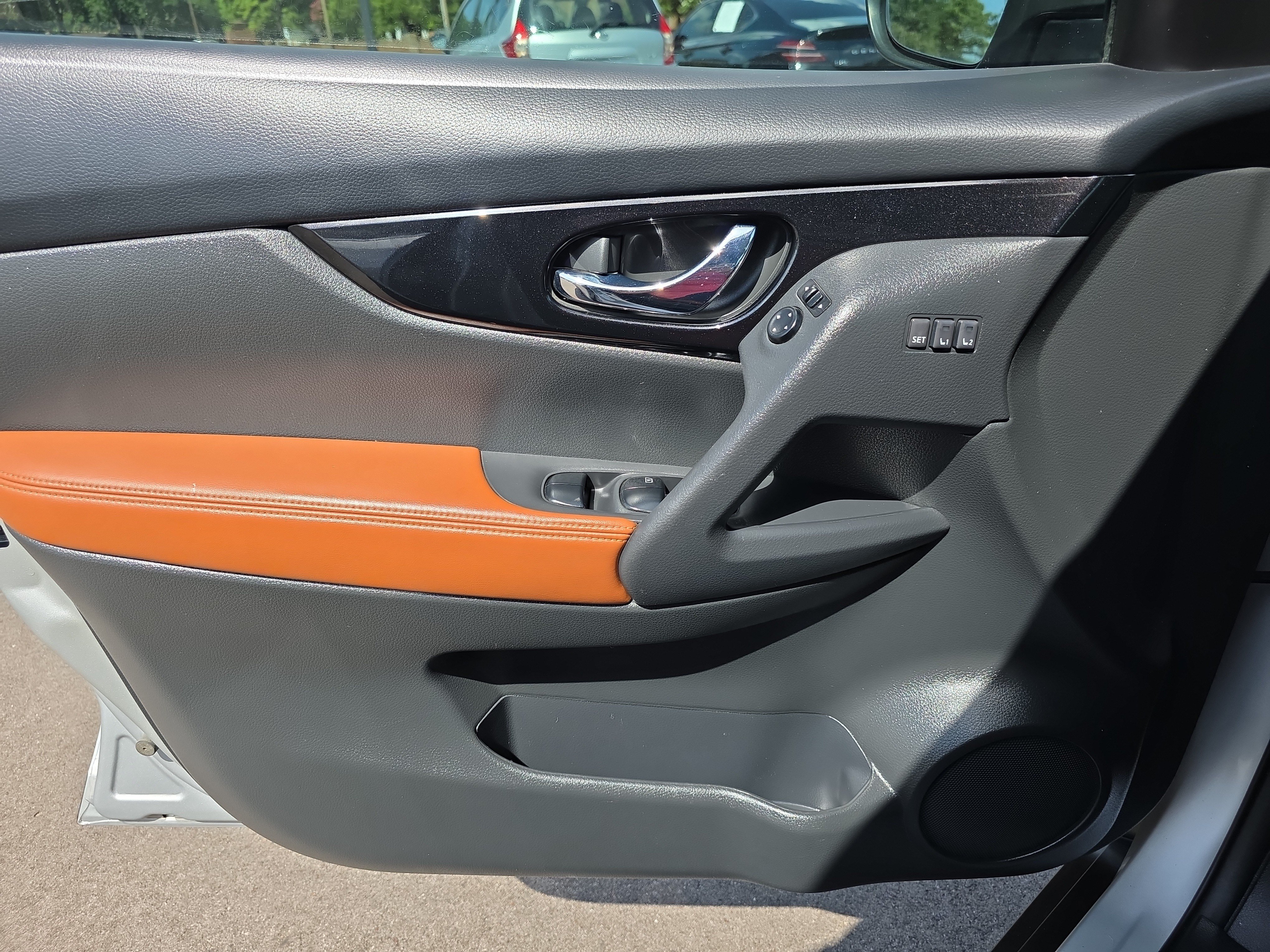 Used 2017 Nissan Rogue SL w/ SL Premium Package FWD image 17