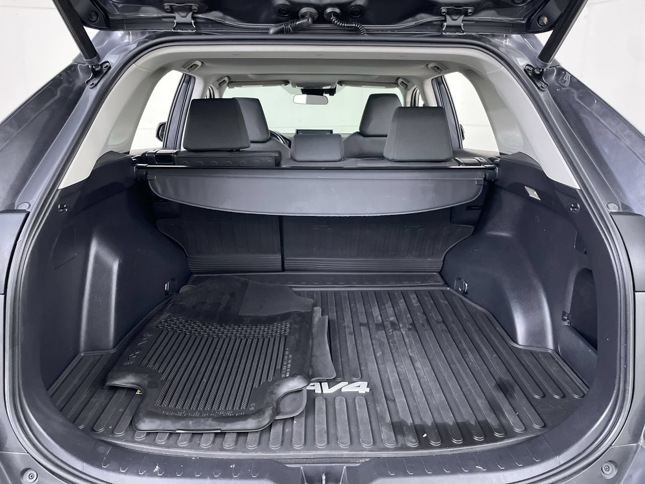 Used 2021 Toyota RAV4 XLE w/ Convenience Package AWD/4WD image 22