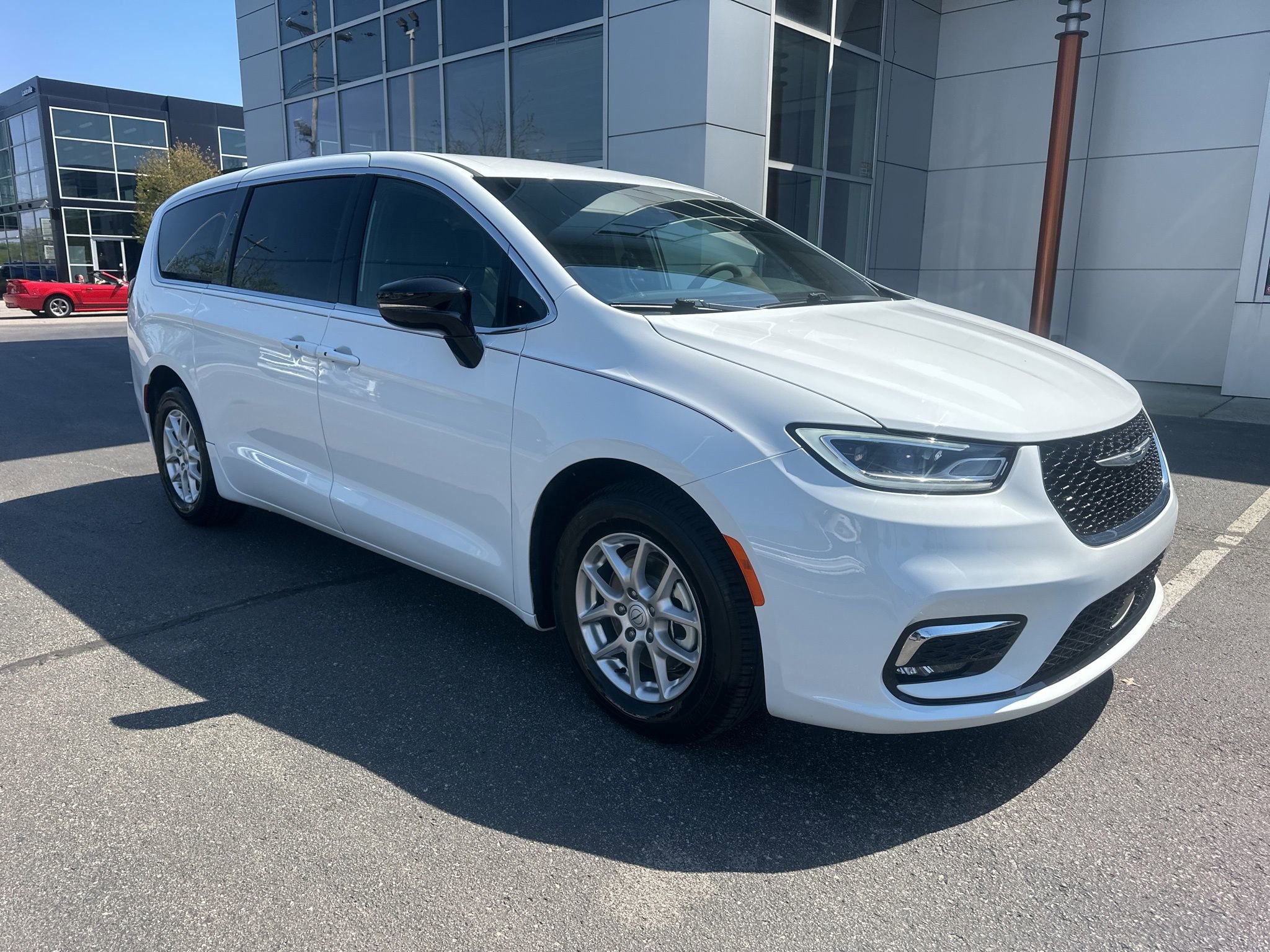 Used 2025 Chrysler Pacifica Select image 3