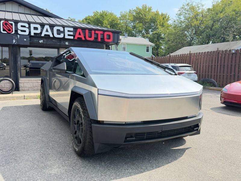 Used 2024 Tesla Cybertruck AWD Crew Cab image 4
