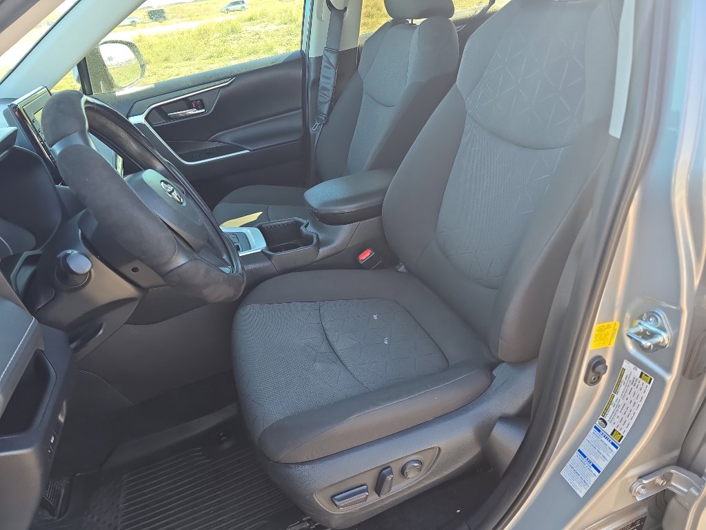 Used 2022 Toyota RAV4 XLE image 13