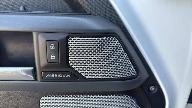 Used 2024 Land Rover Defender 130 X-Dynamic SE image 11