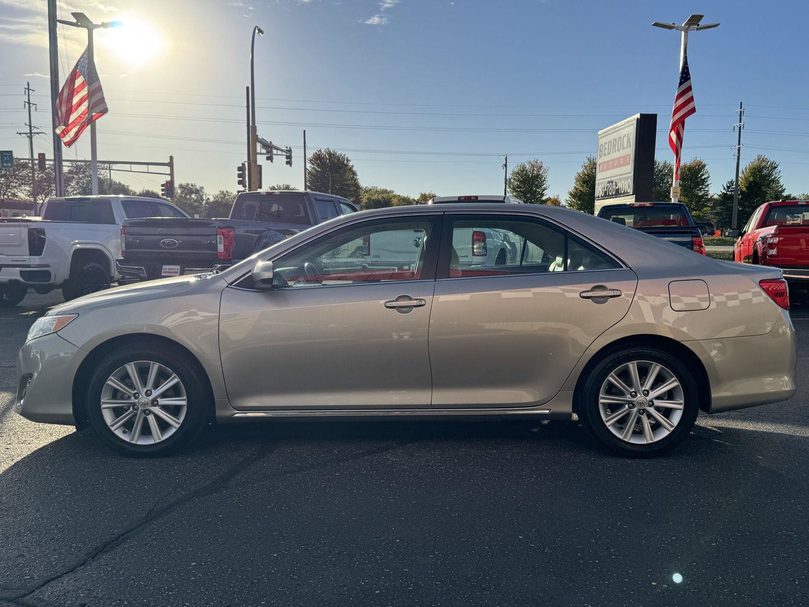 Used 2014 Toyota Camry XLE w/ Leather Package FWD image 4