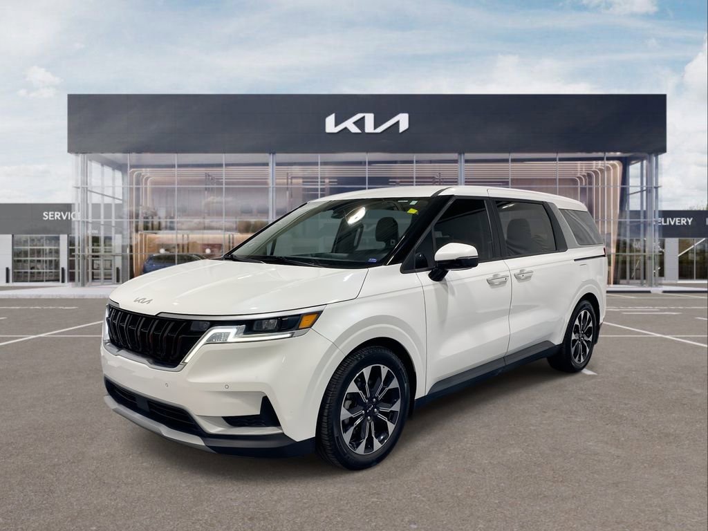 Used 2022 Kia Carnival EX image 4