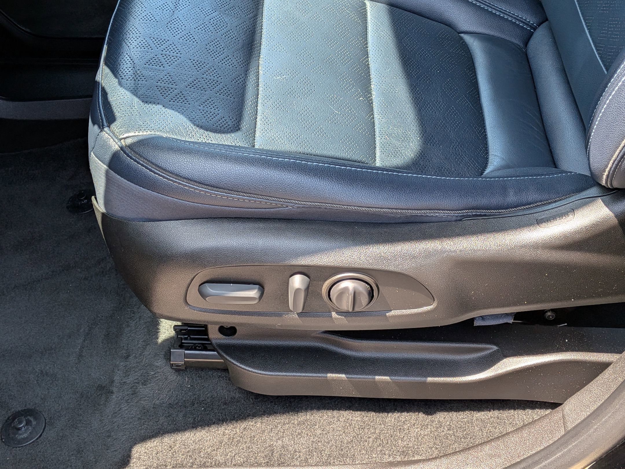 Used 2022 Chevrolet Bolt EUV LT w/ Convenience Package FWD image 12