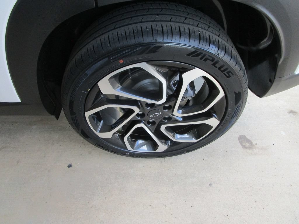 Used 2025 Chevrolet Trax RS w/ Sunroof Package FWD image 11