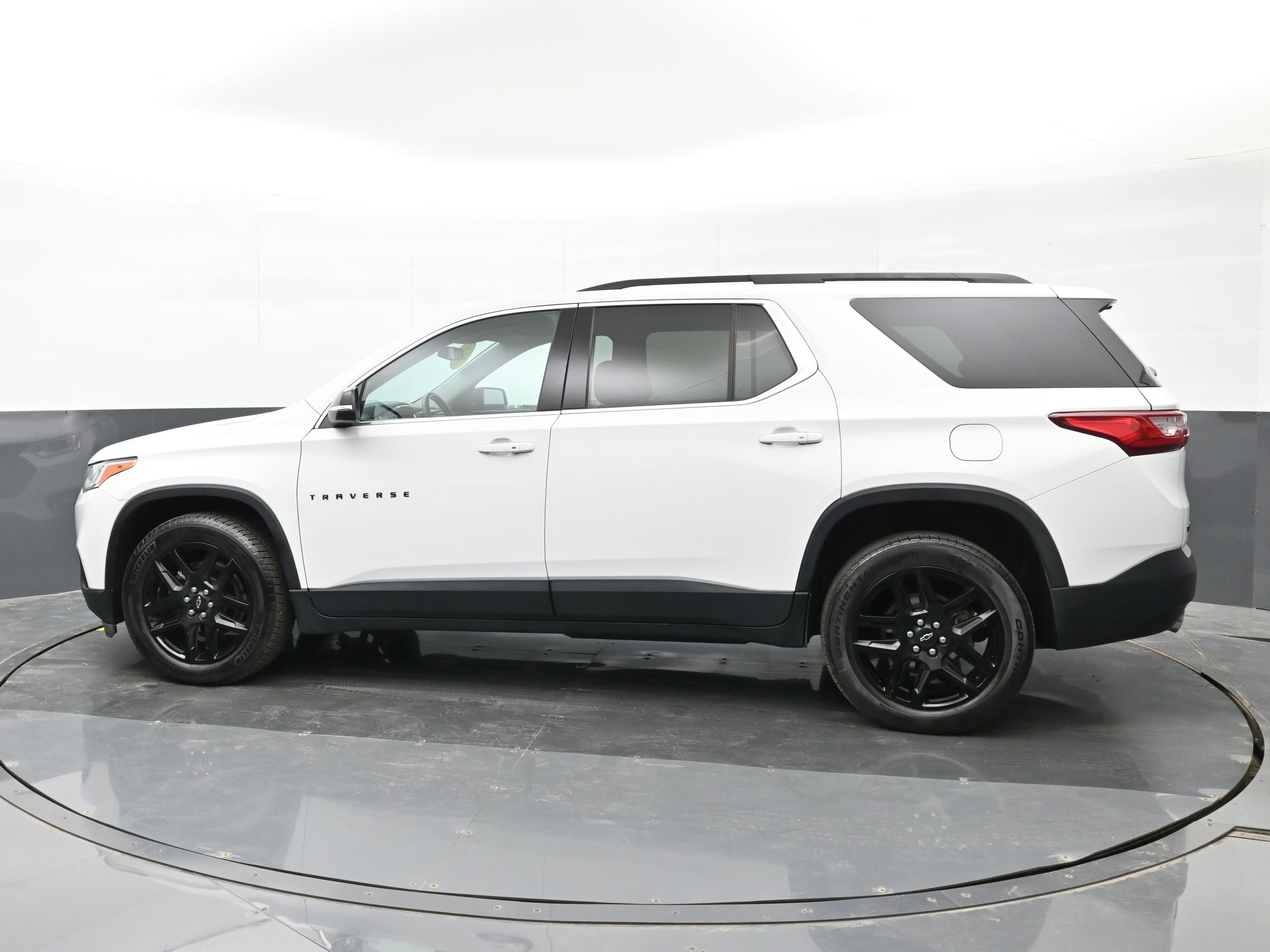 Used 2021 Chevrolet Traverse LT w/ LPO, Blackout Package image 9