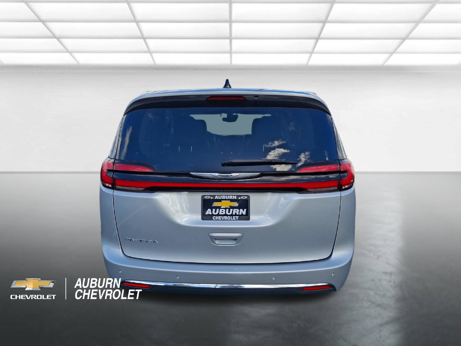 Used 2024 Chrysler Pacifica Touring-L FWD image 4