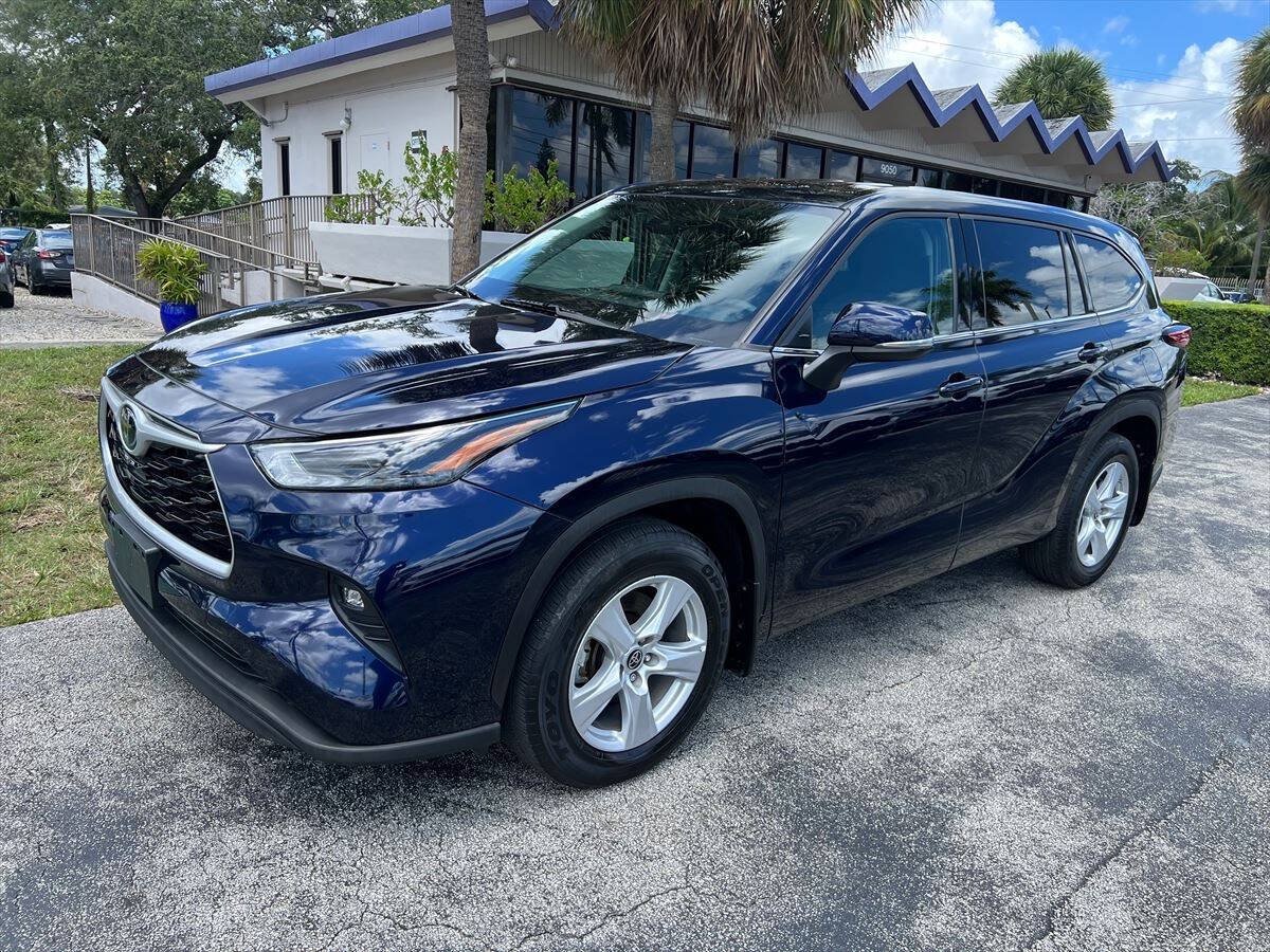 Used 2022 Toyota Highlander LE AWD/4WD image 2