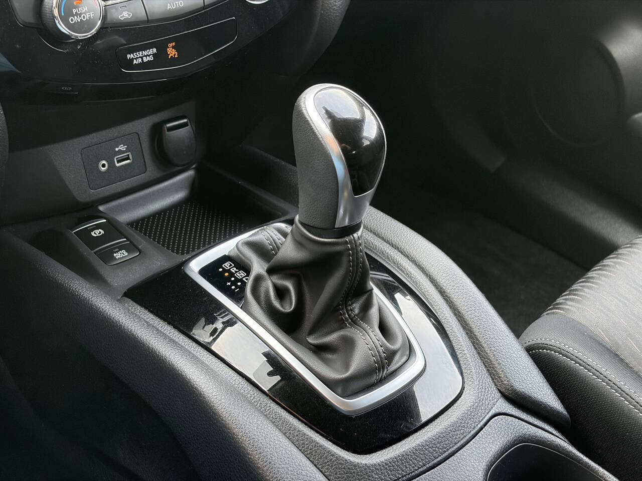 Used 2019 Nissan Rogue SV w/ Premium Package image 32