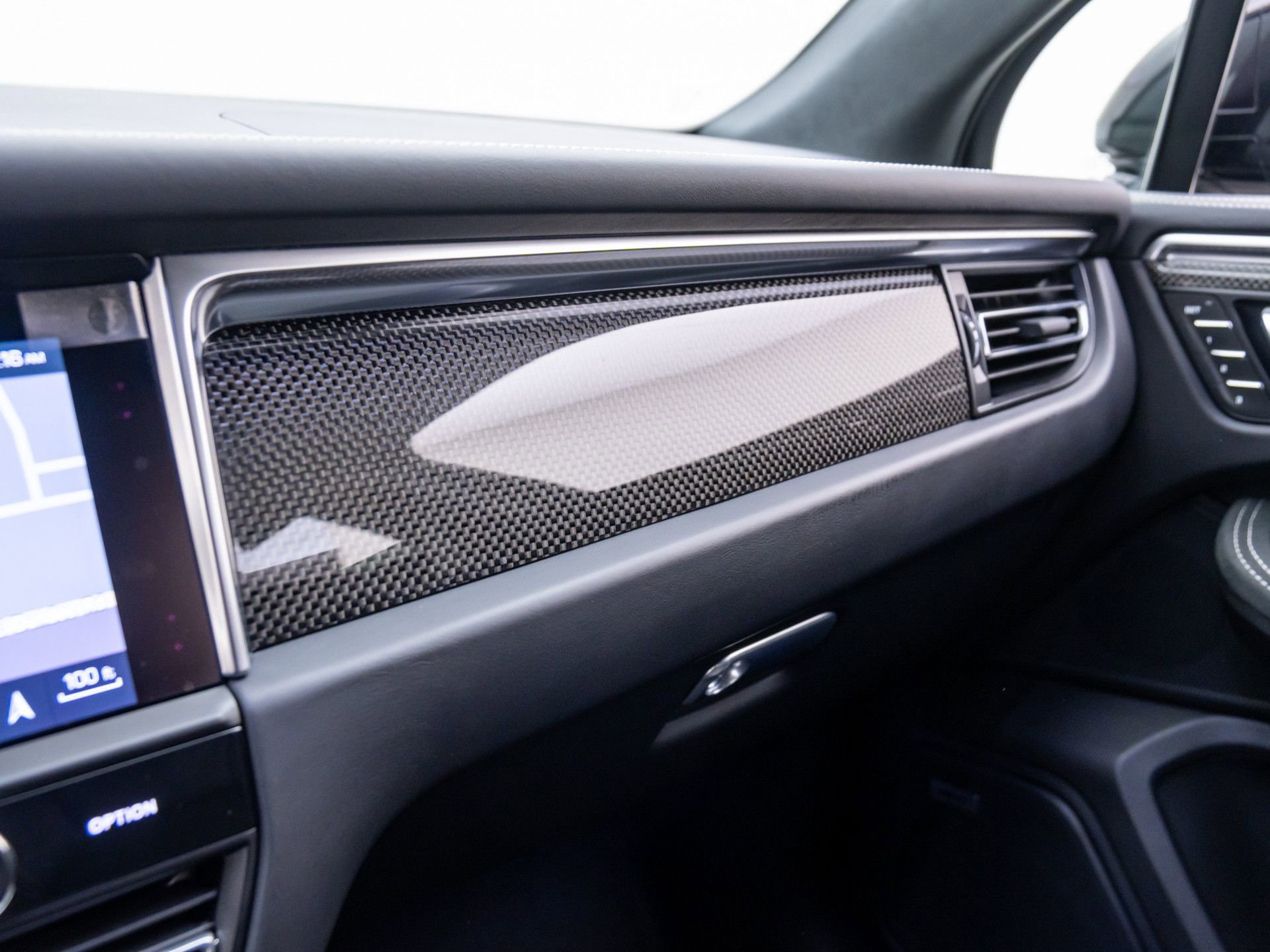 Certified 2024 Porsche Macan GTS image 24