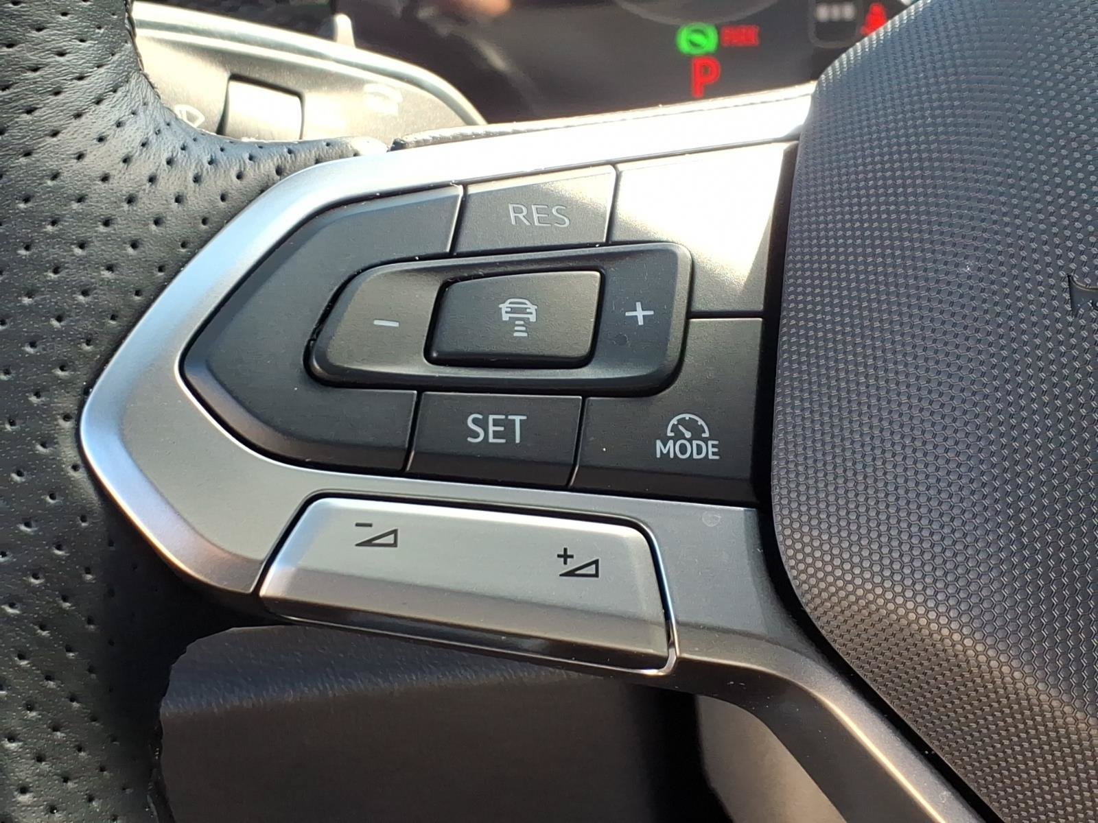 Used 2026 Volkswagen Tiguan SE R-Line FWD image 17