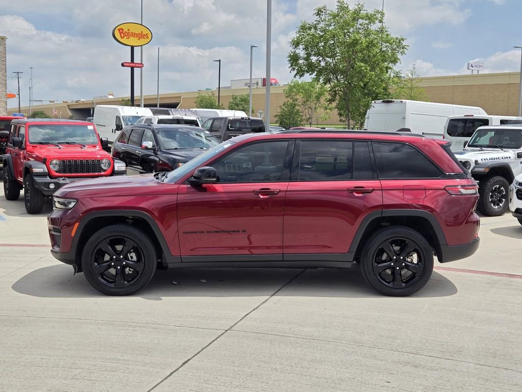 Used 2023 Jeep Grand Cherokee Altitude AWD/4WD image 3