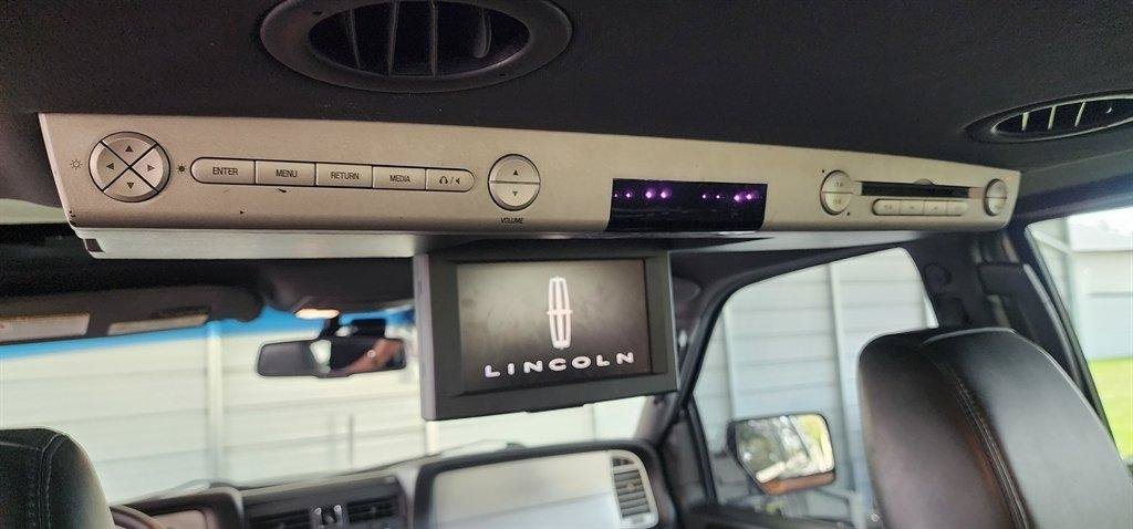 Used 2010 Lincoln Navigator L 4WD image 32