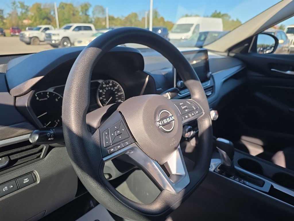 Used 2025 Nissan Altima 2.5 SV FWD image 9