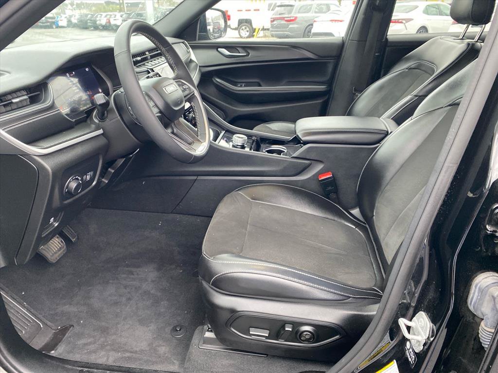 Used 2023 Jeep Grand Cherokee L Laredo AWD/4WD image 9