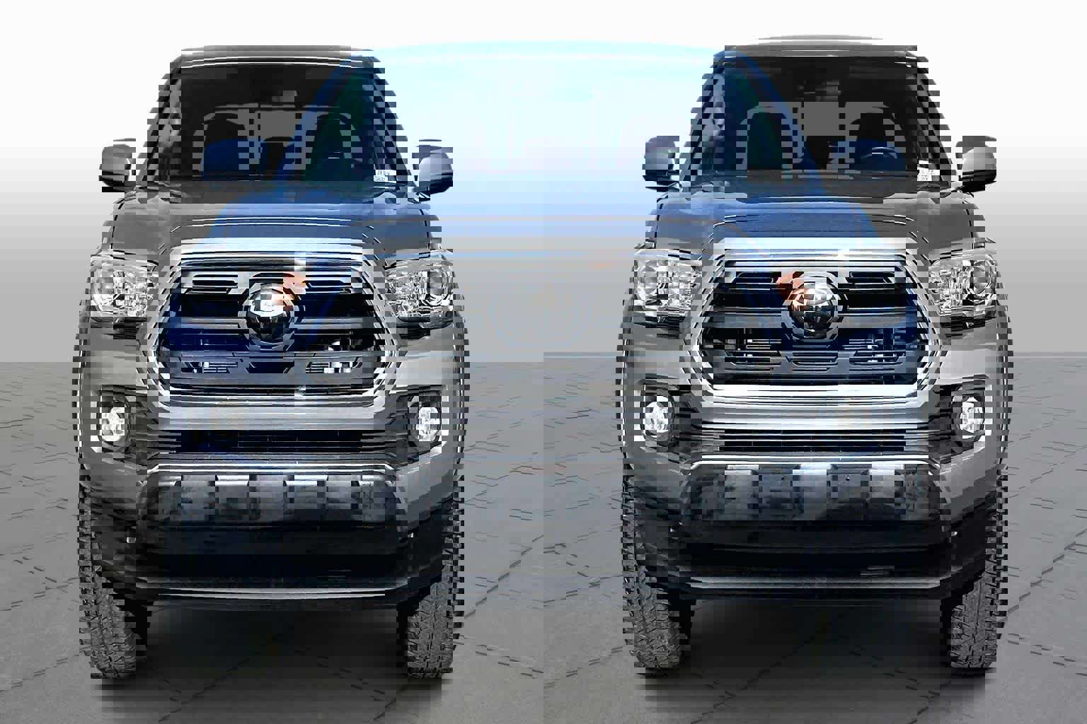 Used 2018 Toyota Tacoma SR5 w/ SR5 Appearance Package (SM) image 4