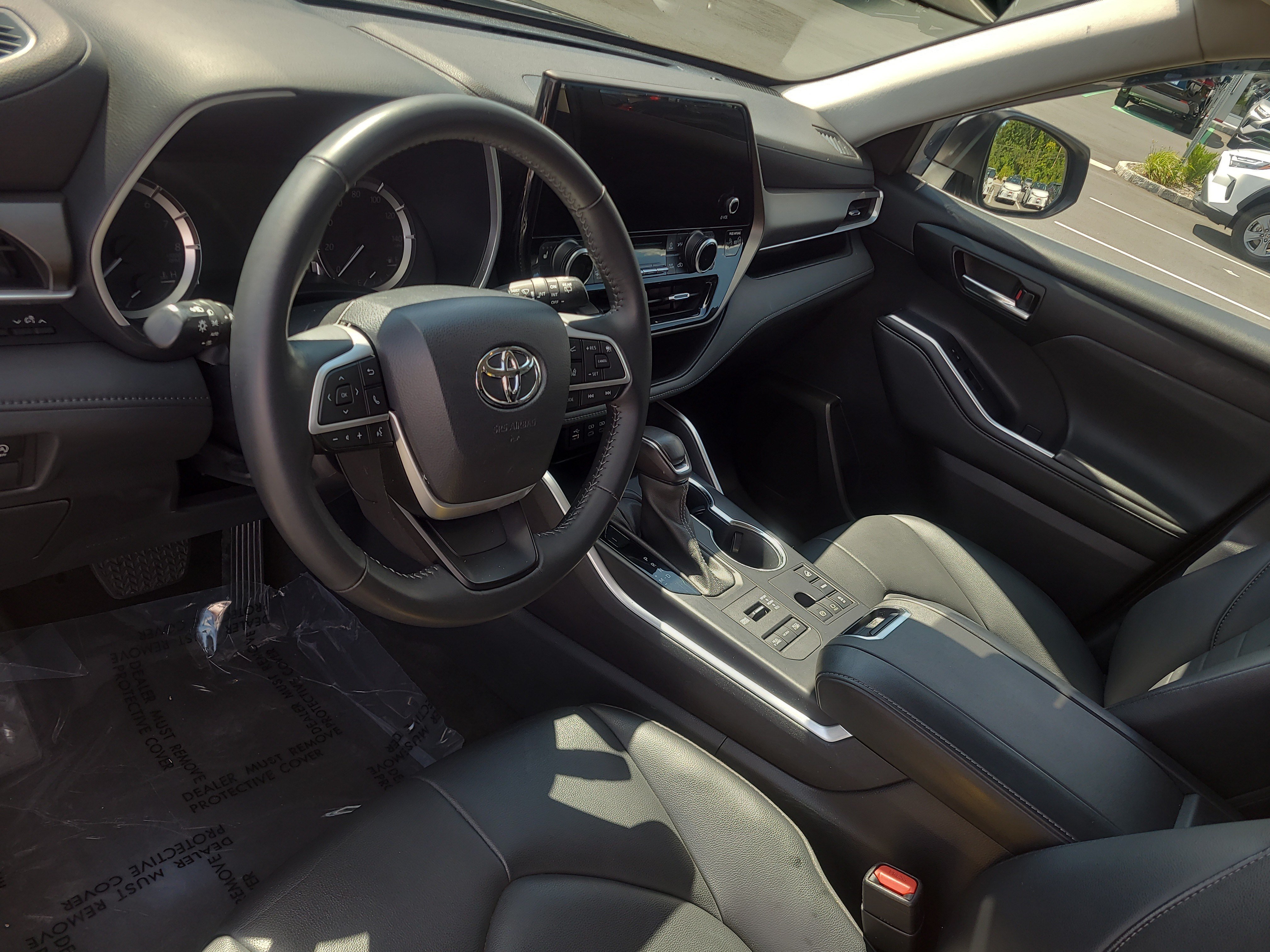 Used 2023 Toyota Highlander XLE AWD/4WD image 15
