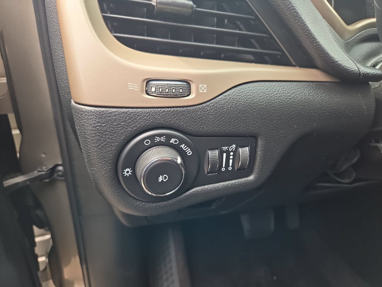 Used 2017 Jeep Cherokee Latitude FWD image 13