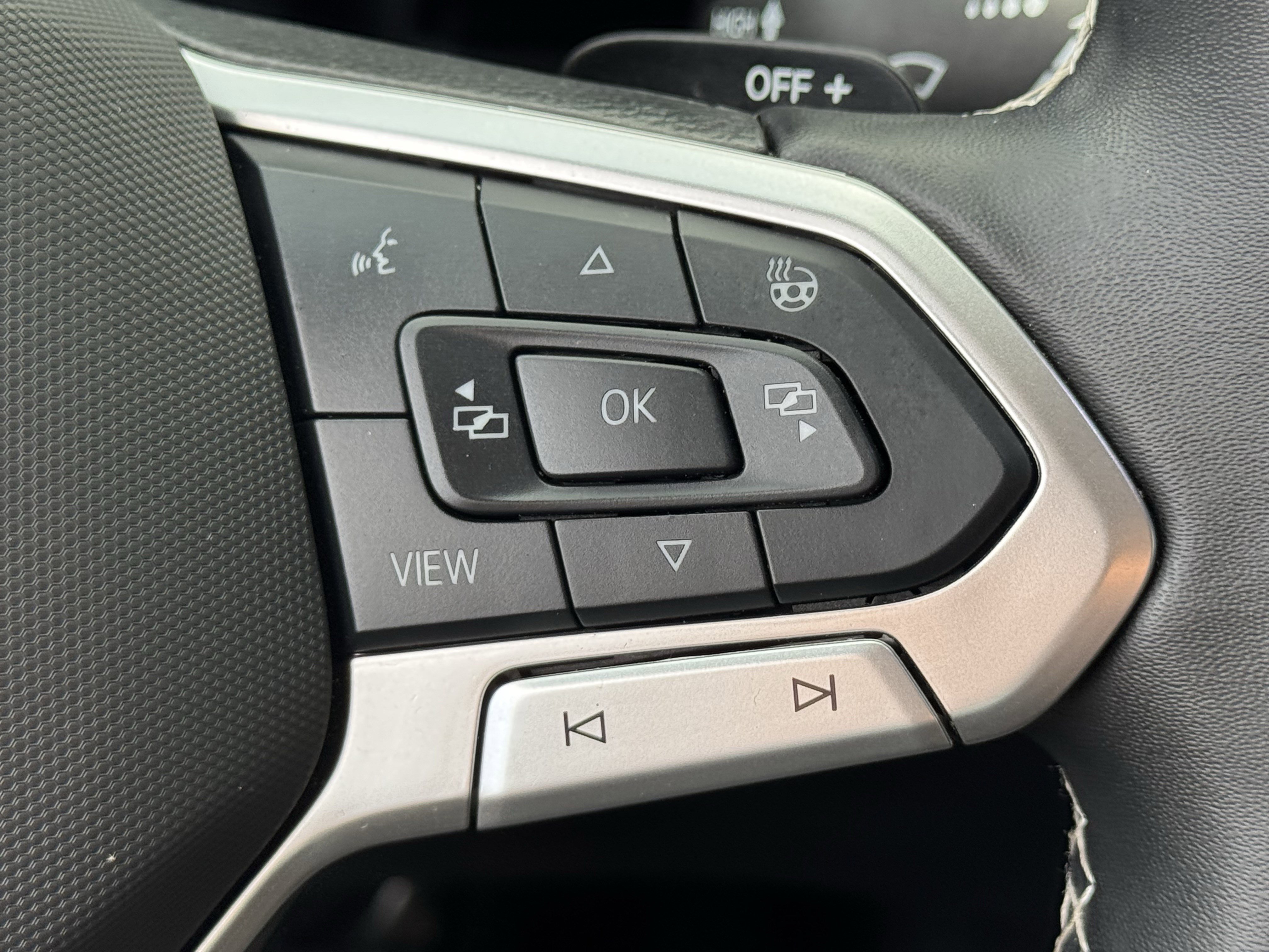 Used 2025 Volkswagen Atlas SE FWD image 11