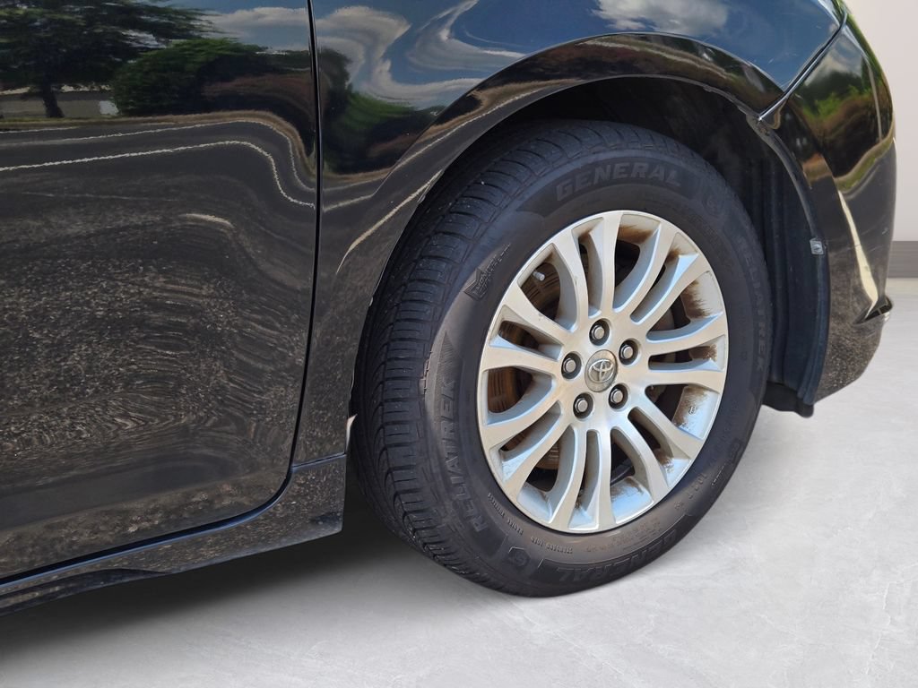 Used 2015 Toyota Sienna XLE w/ XLE Navigation Package FWD image 7