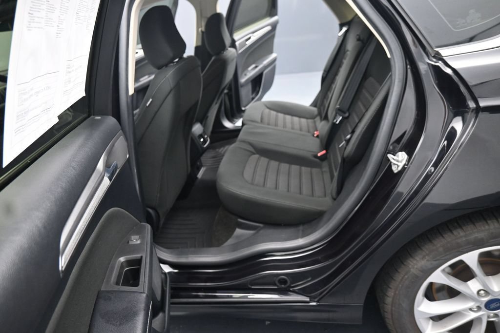 Used 2020 Ford Fusion SE FWD image 16