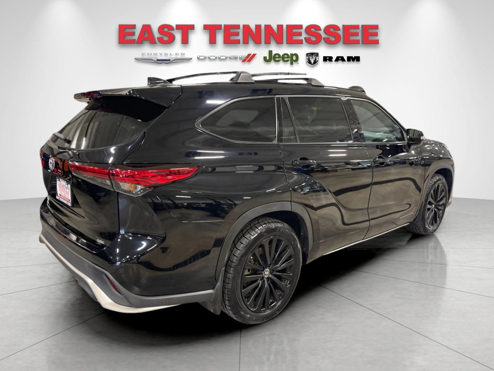 Used 2023 Toyota Highlander XSE FWD image 3