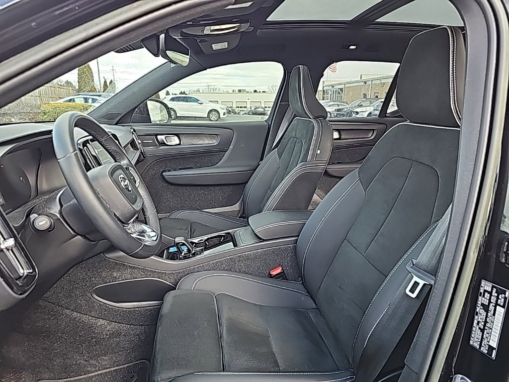 Used 2023 Volvo XC40 Recharge Ultimate image 3