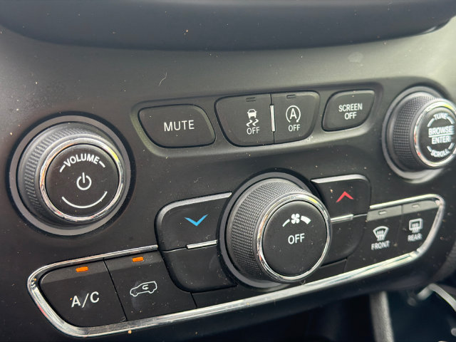 Used 2019 Jeep Cherokee Latitude Plus FWD image 25