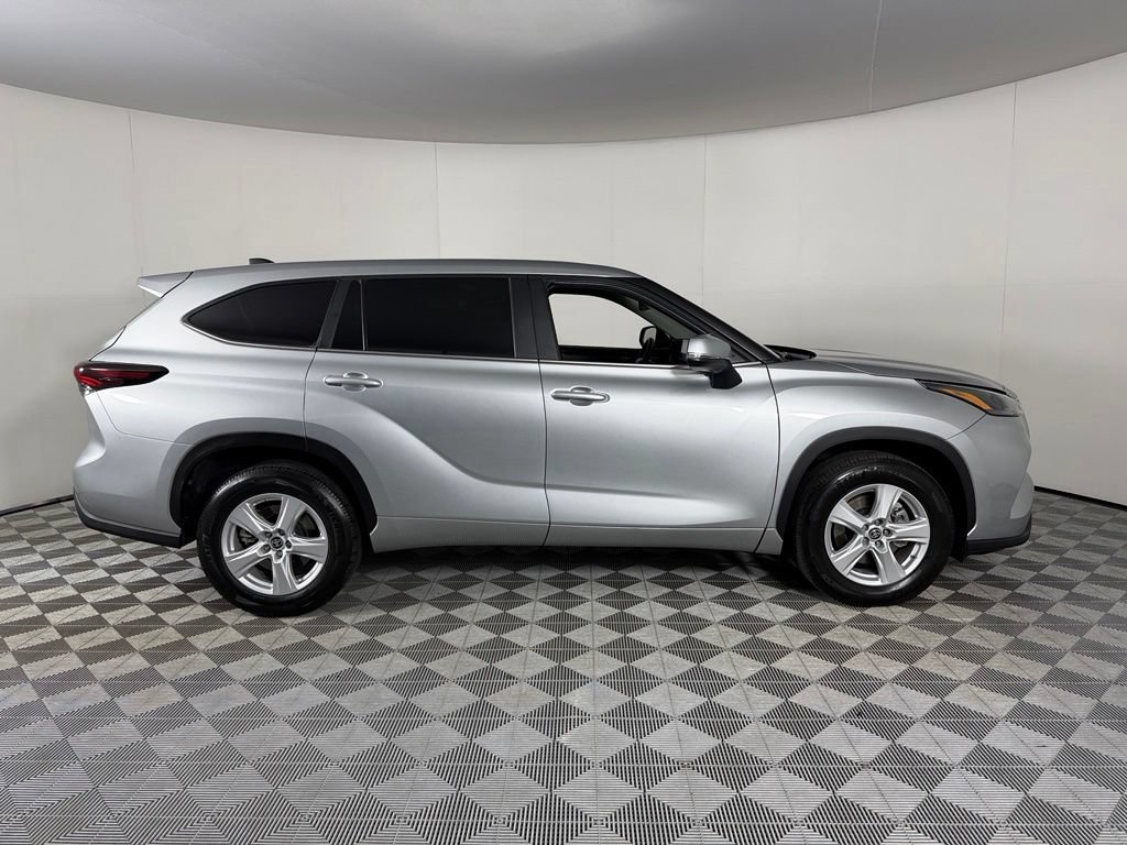 Used 2025 Toyota Highlander LE FWD image 4