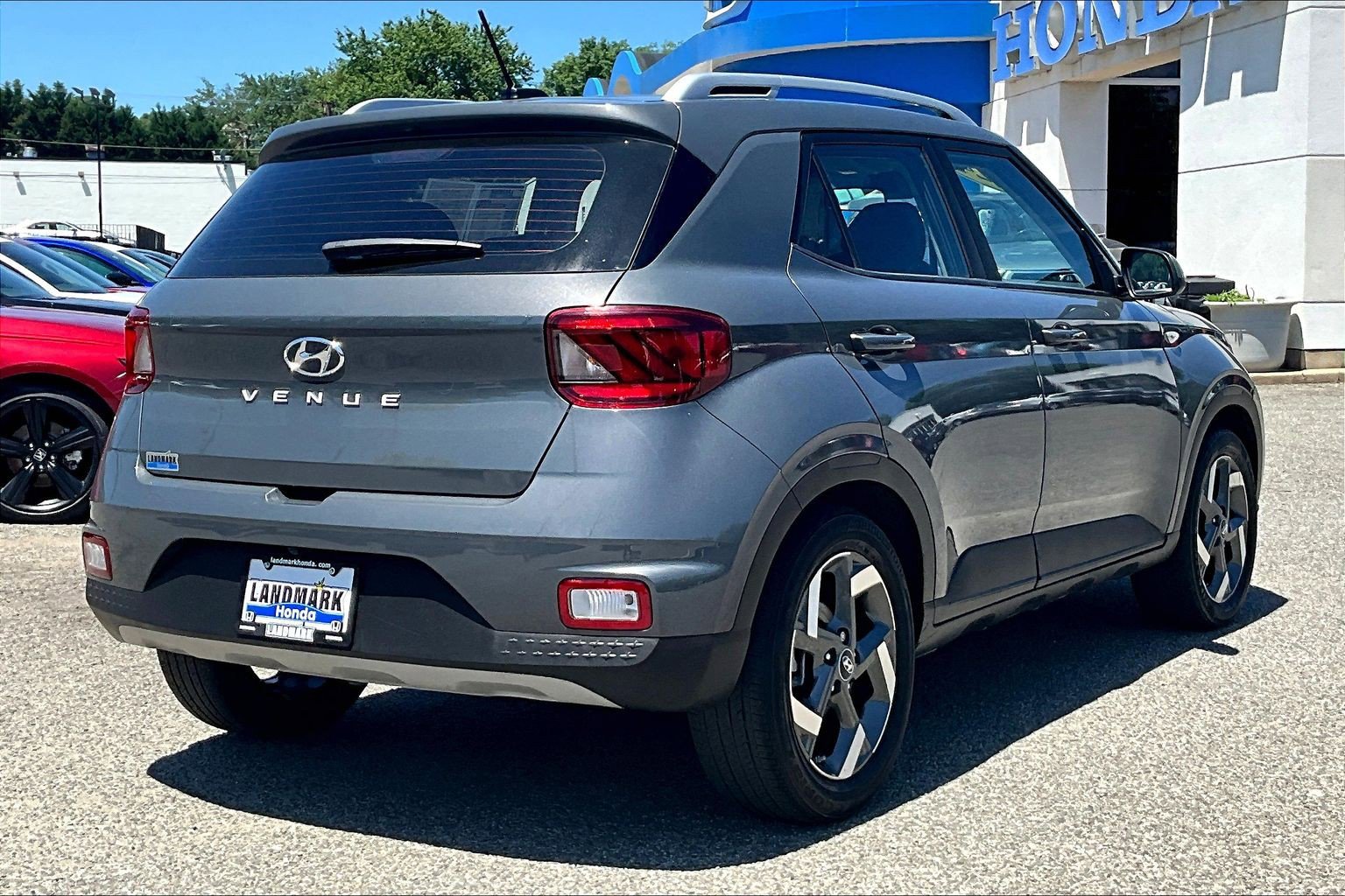 Used 2024 Hyundai Venue SEL FWD image 2
