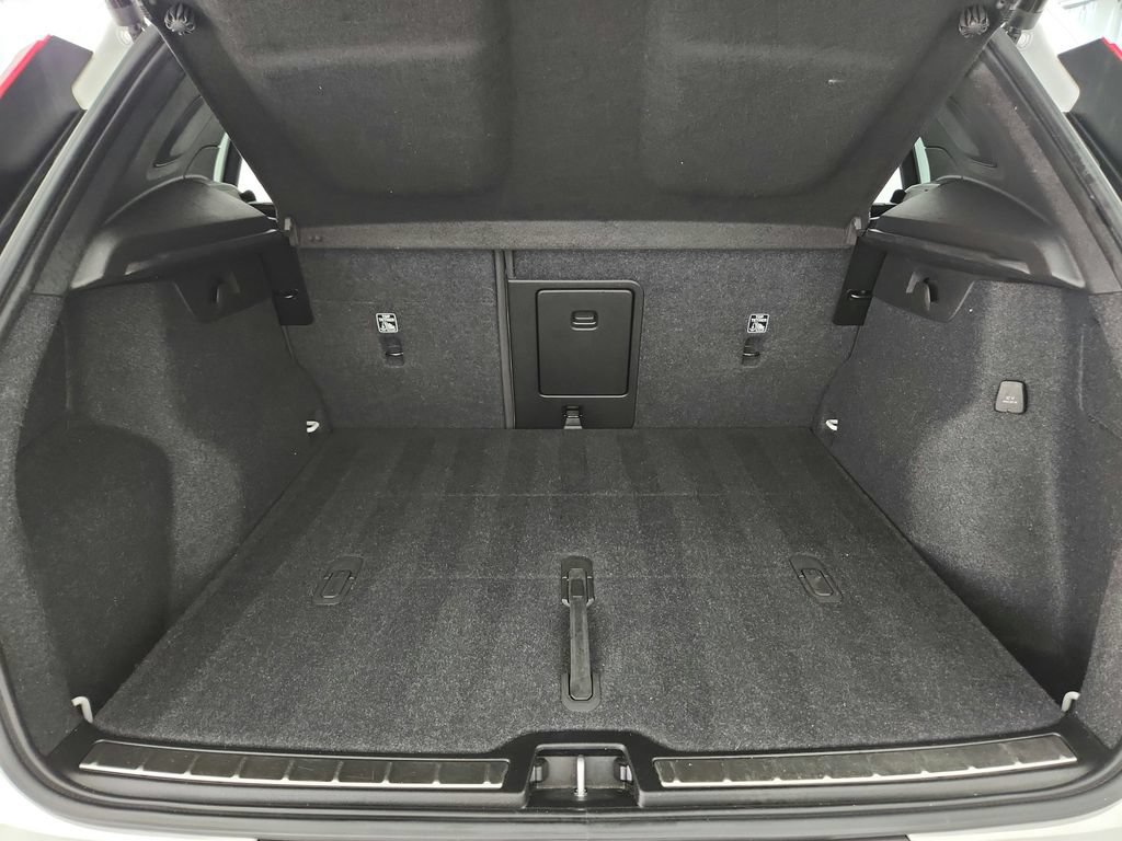 Used 2023 Volvo XC40 B5 Plus AWD/4WD image 33