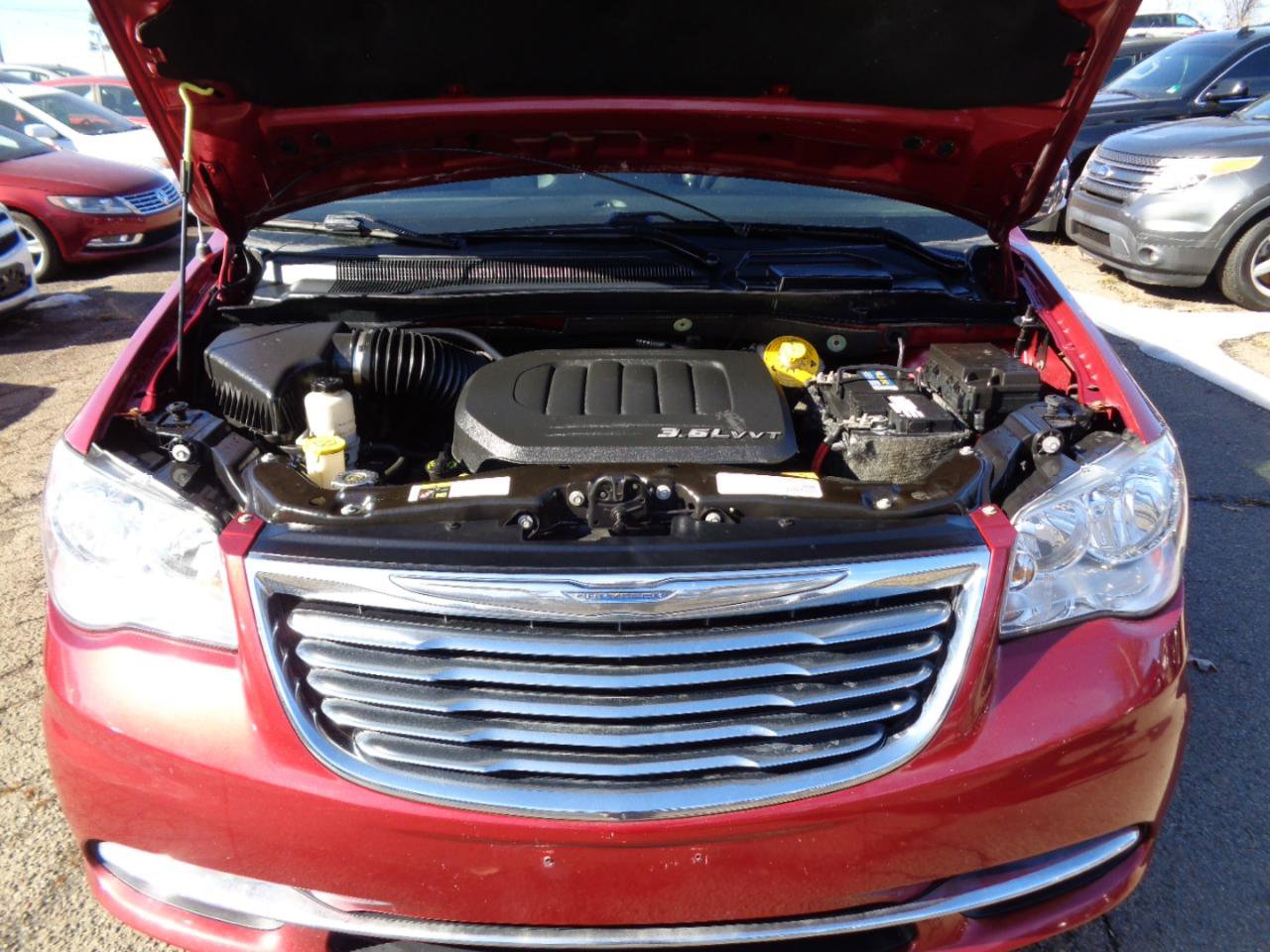 Used 2016 Chrysler Town & Country Touring-L image 51