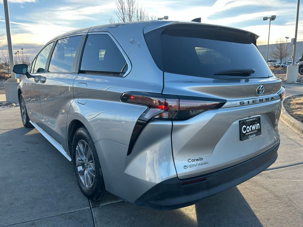 Used 2025 Toyota Sienna LE image 5