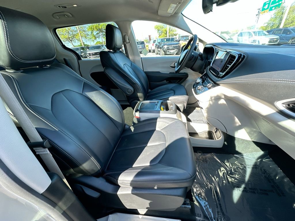 Used 2024 Chrysler Pacifica Limited image 29