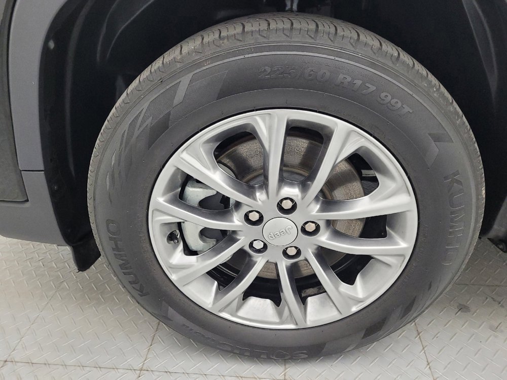 Used 2021 Jeep Cherokee Latitude Lux FWD image 31