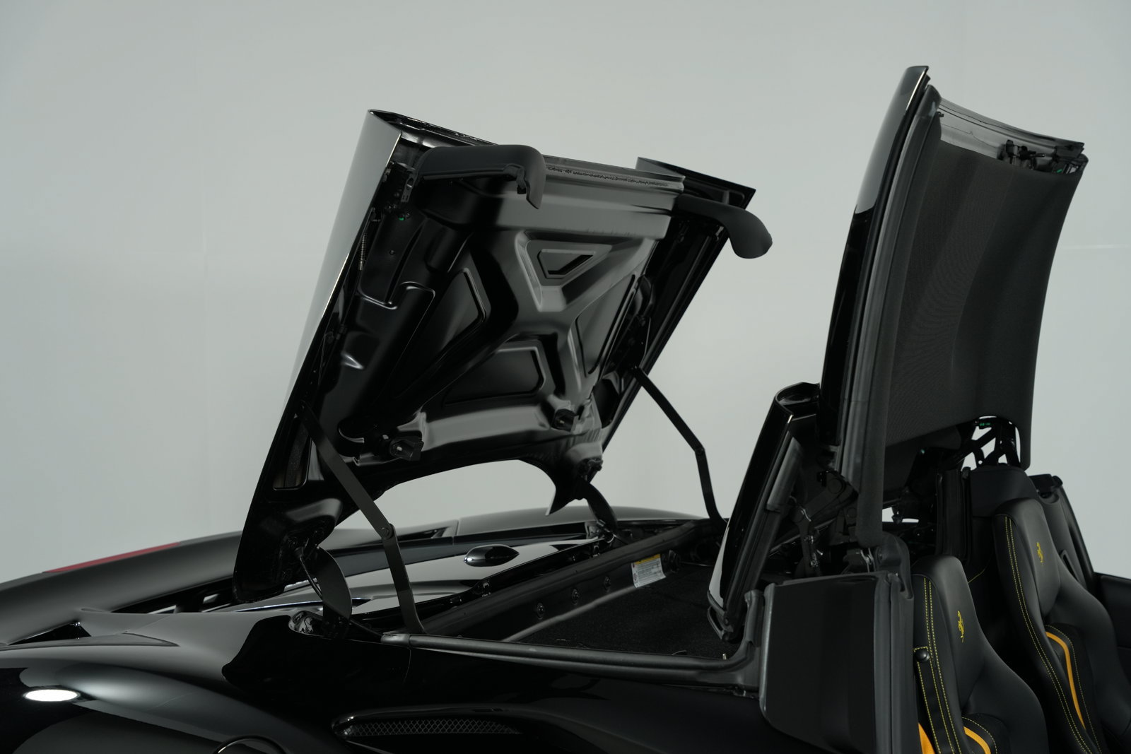 Used 2022 Ferrari F8 Spider RWD image 18