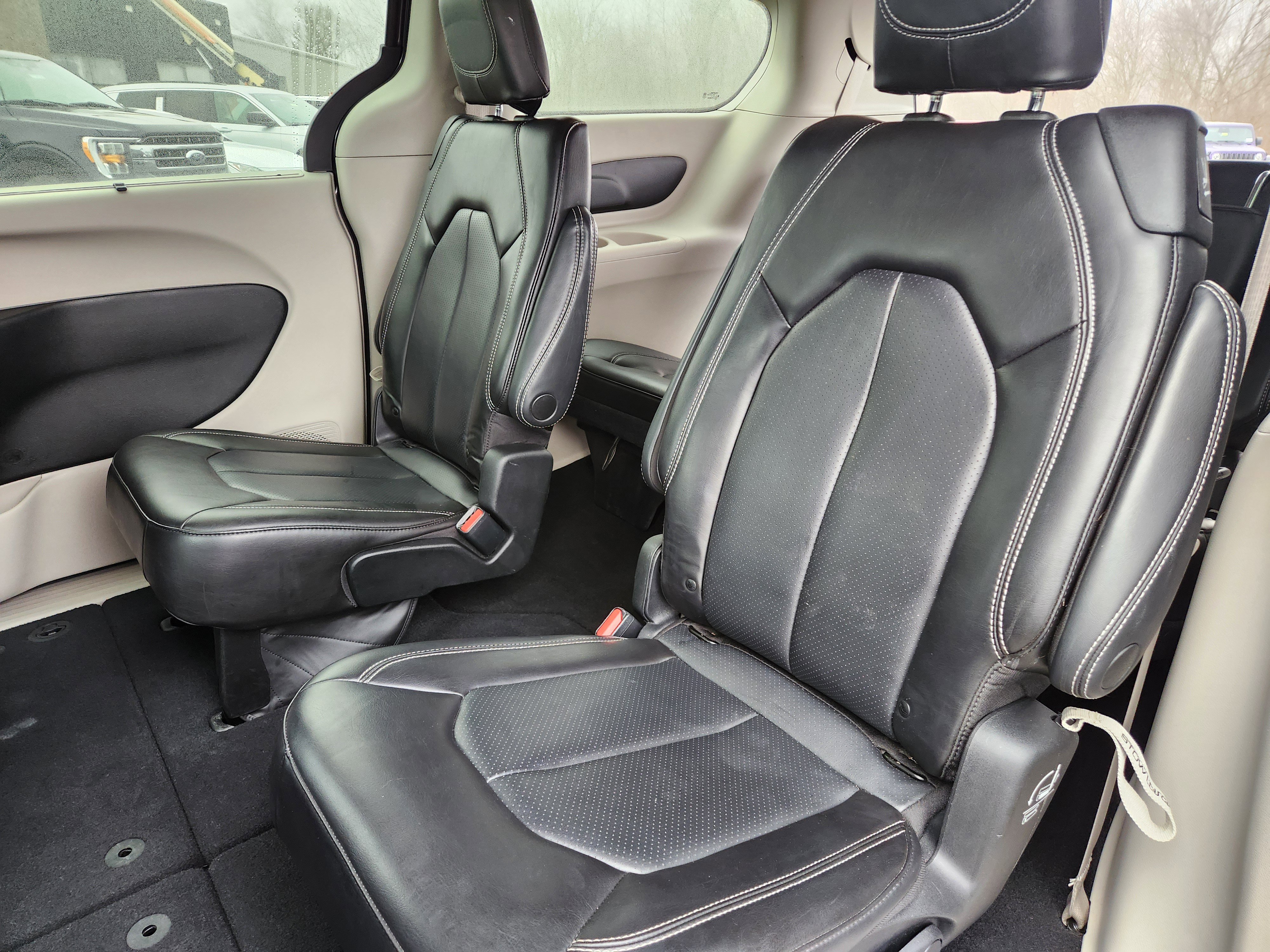Used 2023 Chrysler Pacifica Touring-L image 28