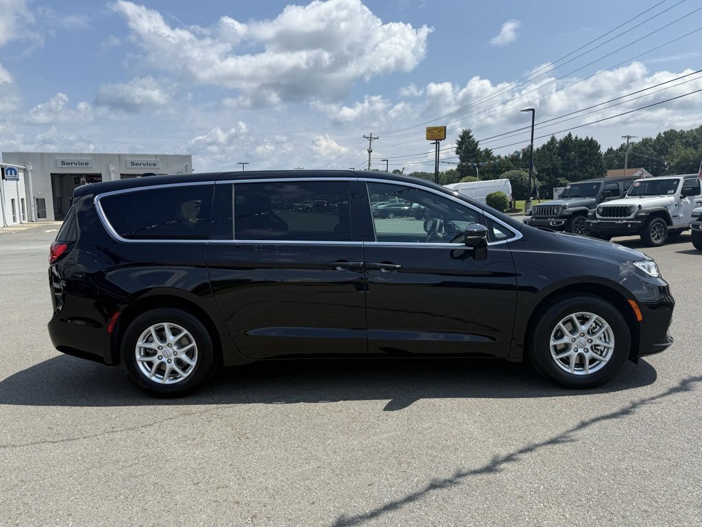 New 2026 Chrysler Pacifica Select image 2