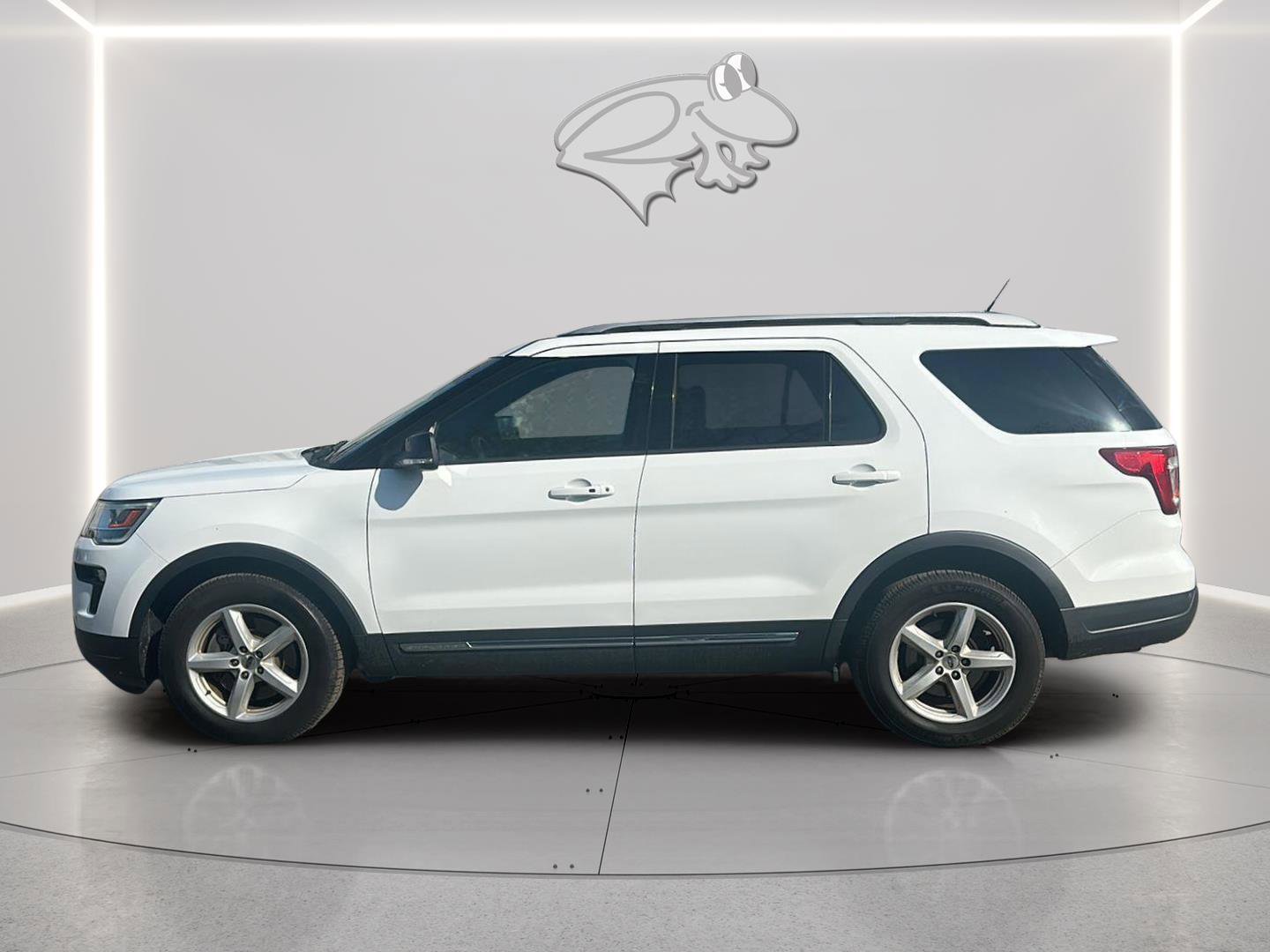 Used 2018 Ford Explorer XLT w/ Equipment Group 201A image 2