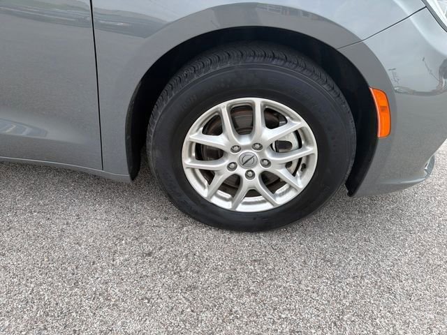 Used 2023 Chrysler Pacifica Touring-L FWD image 44
