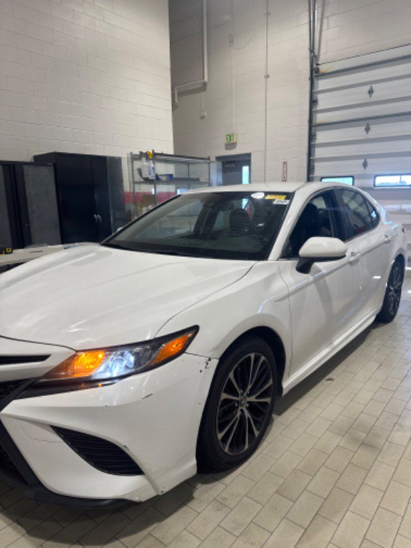 Used 2018 Toyota Camry SE image 3