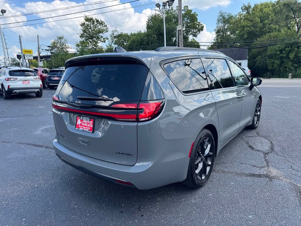 Used 2025 Chrysler Pacifica Limited FWD image 6