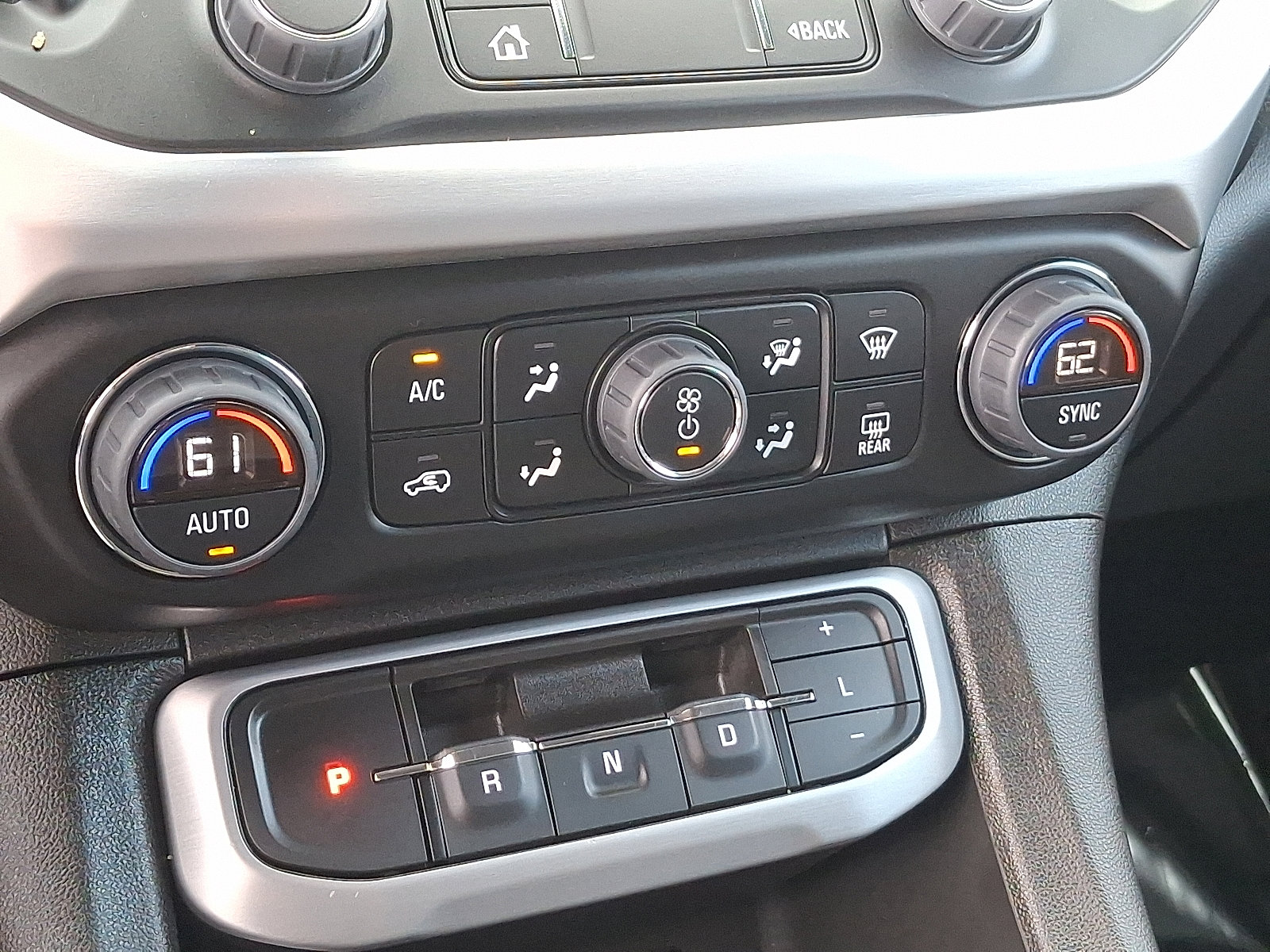 Used 2023 GMC Acadia SLE image 16